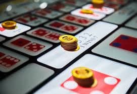 Tampilan meja Blackjack live dealer di aplikasi toto18 dengan kartu pemain dan dealer terlihat jelas di layar mobile